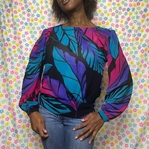I love the colors on this vintage blouse. Has shoulder pads. Size medium!!